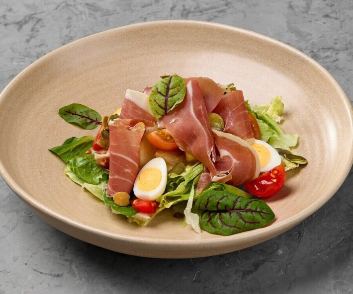 Салат с пармой и грушей