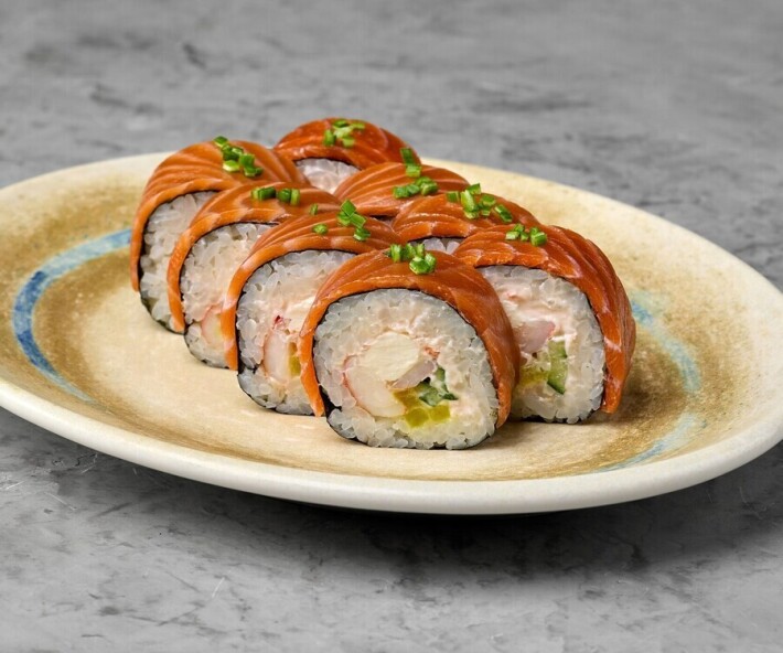 Ролл с лососем, креветкой и соусом «Криль»