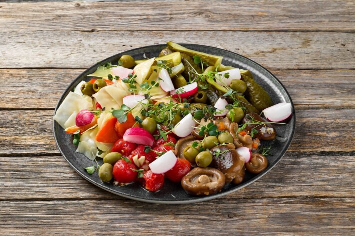 Соленады: Капуста, черри, грузди и солёные огурцы