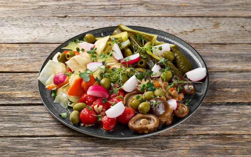 Соленады: Капуста, черри, грузди и солёные огурцы