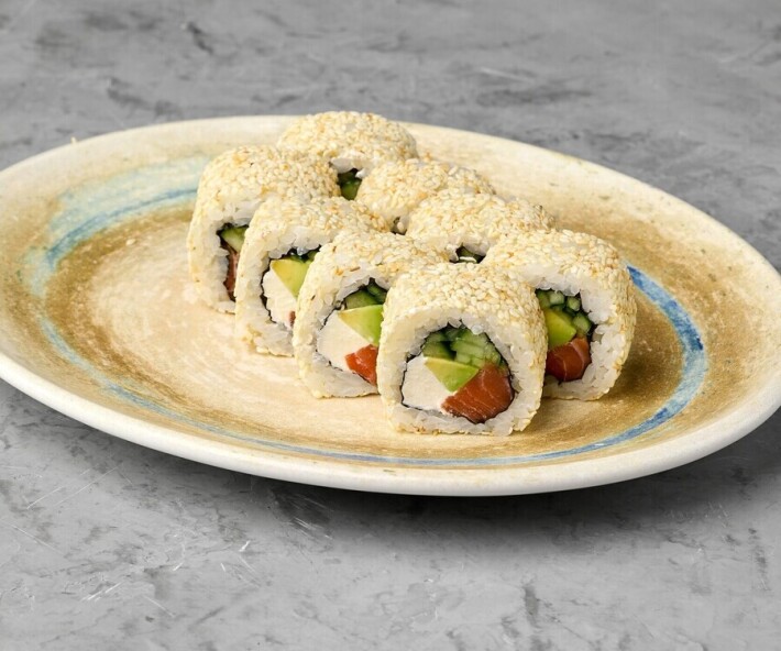 Ролл с лососем и авокадо в кунжуте