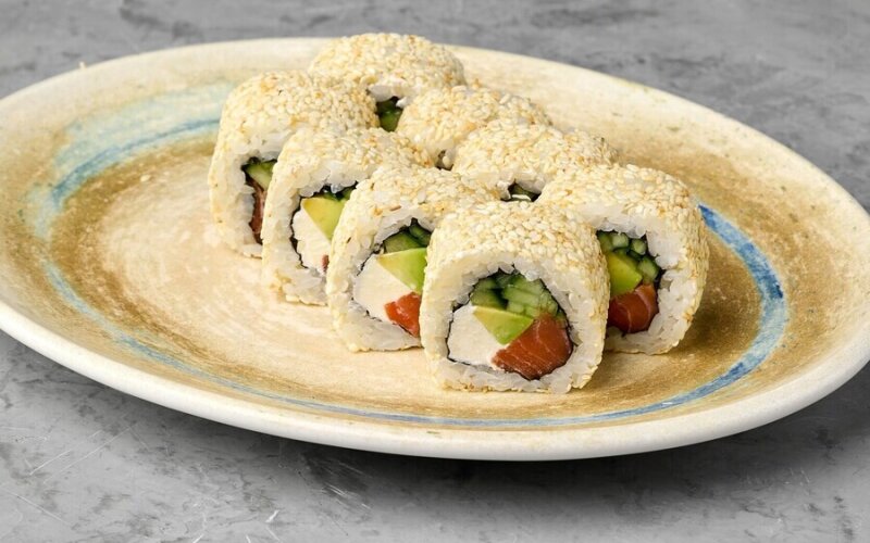 Ролл с лососем и авокадо в кунжуте