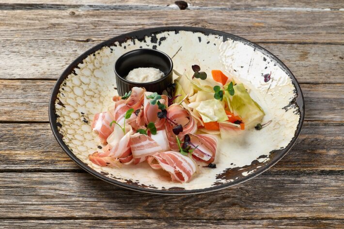 Сало «Домашнее» солёное с квашеной капустой и соусом «Хрен»