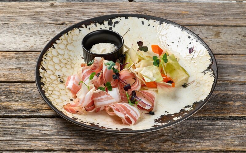 Сало «Домашнее» солёное с квашеной капустой и соусом «Хрен»