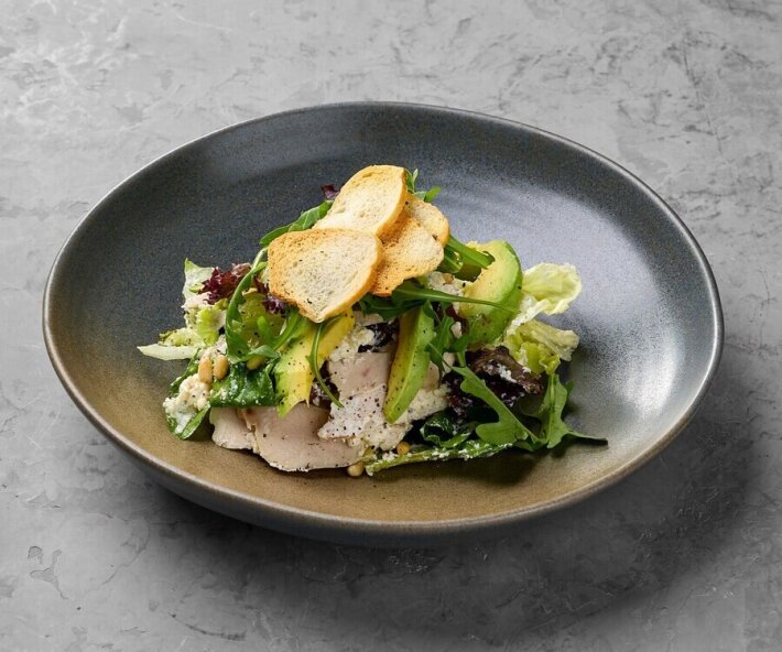 Салат из курицы, авокадо с кедровыми орехами и заправкой из сыра «Креметте»