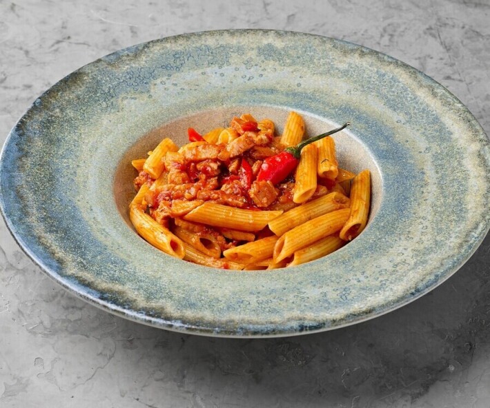 Паста «Арабьята»: острая паста с беконом, перцем чили и соусом «Пилати»