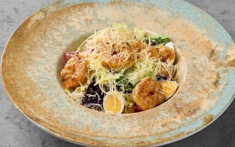 Салат «Цезарь» с тигровыми креветками