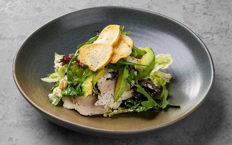 Салат из курицы, авокадо с кедровыми орехами и заправкой из сыра креметте