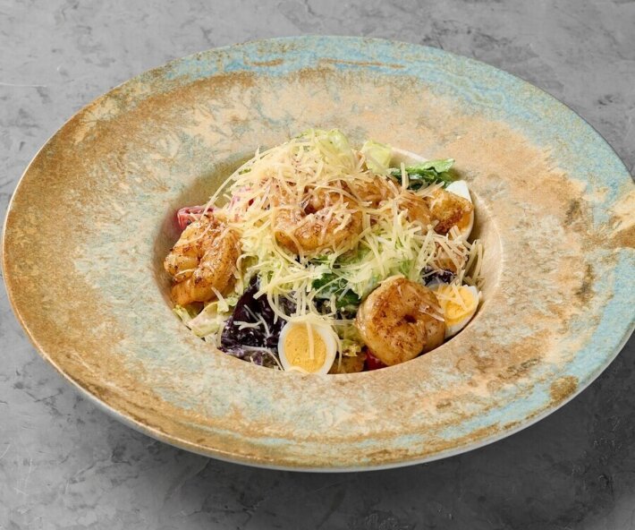 Салат «Цезарь» с тигровыми креветками