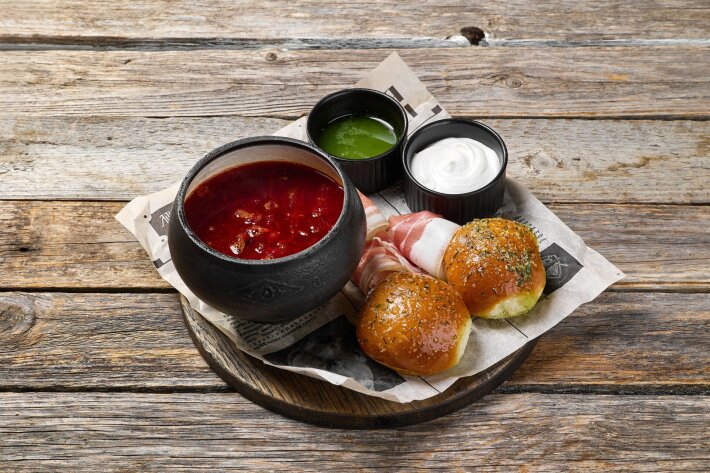 Панский борщ с домашним салом, сметаной и чесночными пампушками