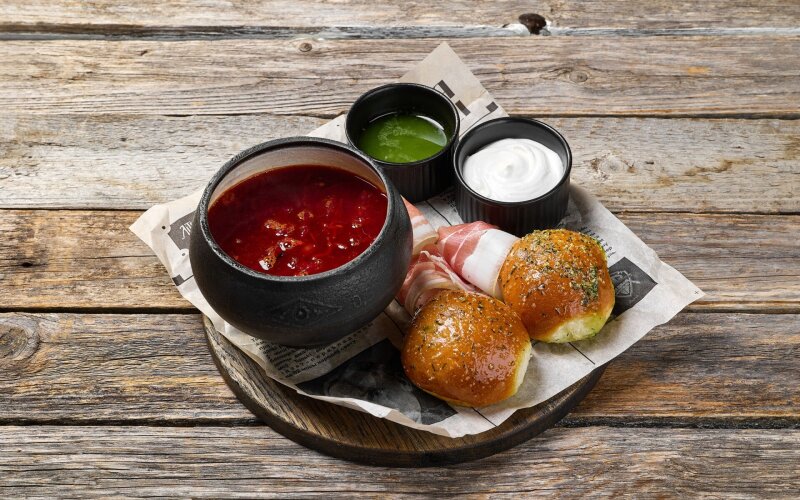 Панский борщ с домашним салом, сметаной и чесночными пампушками