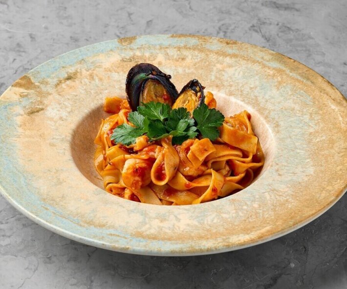 Паста «Di Mare» с креветками, кальмарами, мидиями в створках и соусом «Пилати»