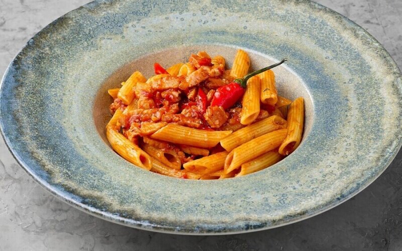Паста «Арабьята»: острая паста с беконом, перцем чили и соусом «Пилати»