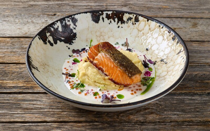 Филе семги с обжаренным картофелем и луковым велюте