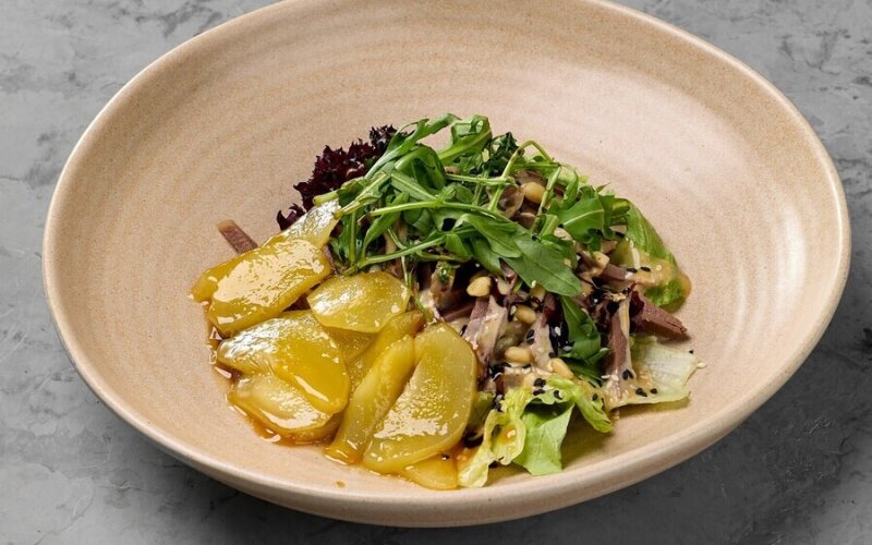 Салат с языком и карамелизированной грушей