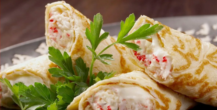 Блинчик с крабовыми палочками и сыром
 со сливочно чесночным соусом