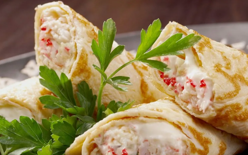 Блинчик с крабовыми палочками и сыром
 со сливочно чесночным соусом