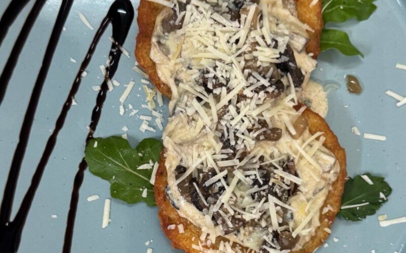 Драники картофельные с грибами и луком в сливочном соусе
