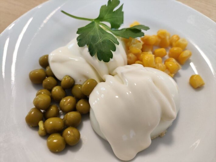 Яйцо с горошком и кукурузой