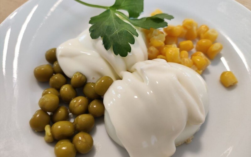 Яйцо с горошком и кукурузой