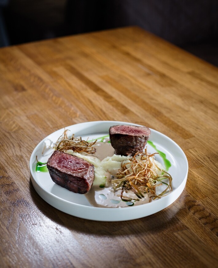 Филе миньон с пюре и перечным соусом