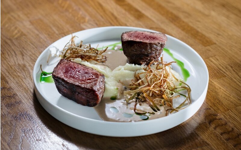 Филе миньон с пюре и перечным соусом