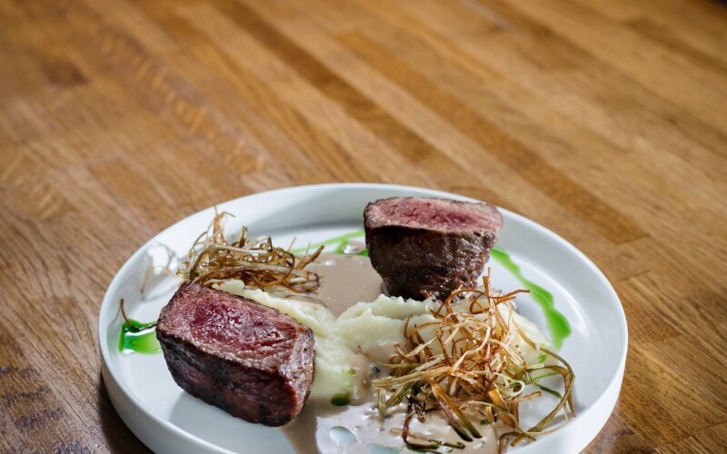 Филе миньон с пюре и перечным соусом