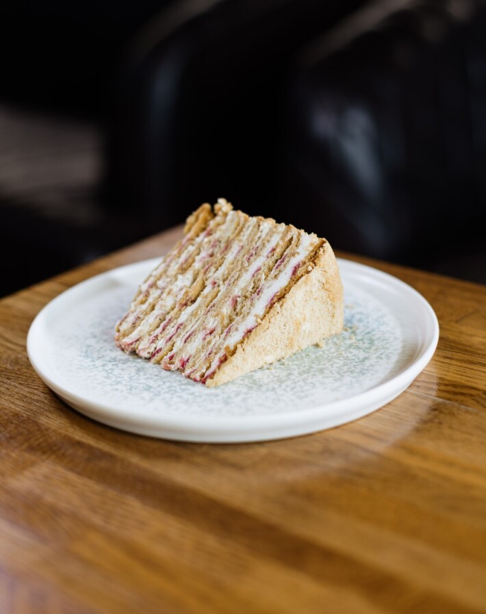 Медовик с малиновым конфи