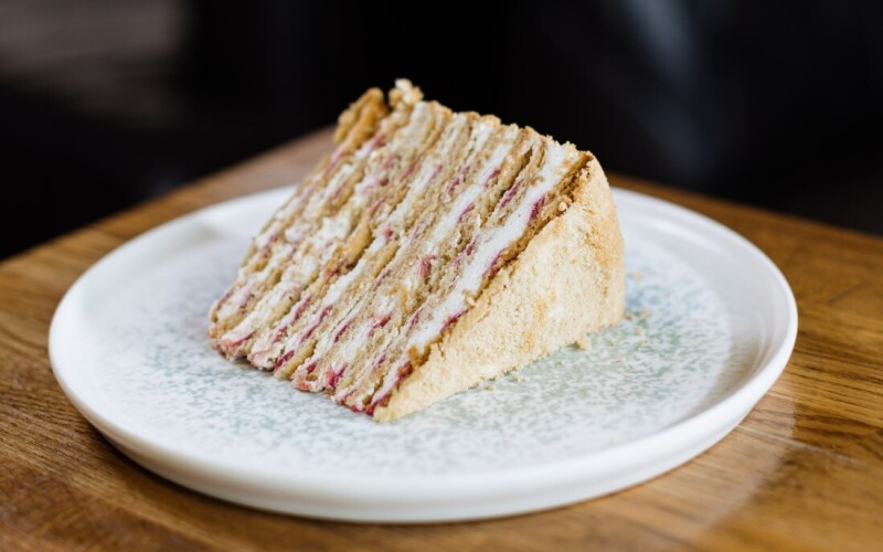 Медовик с малиновым конфи