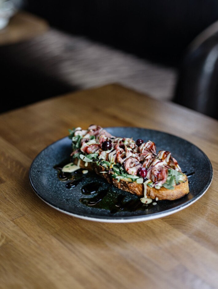 Брускетта с фирменный ростбифом