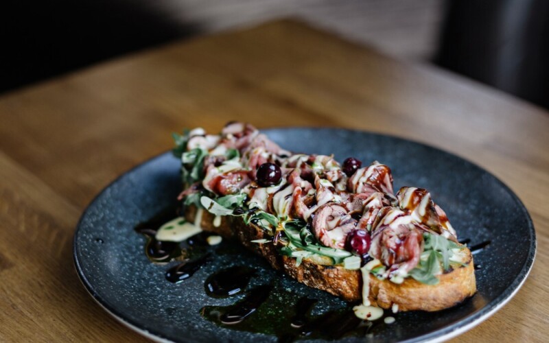 Брускетта с фирменный ростбифом