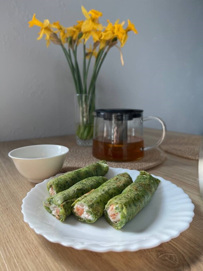 Блинчики шпинатные с лососем и сливочным сыром