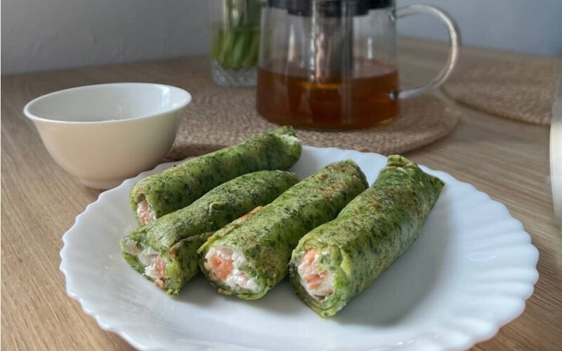 Блинчики шпинатные с лососем и сливочным сыром