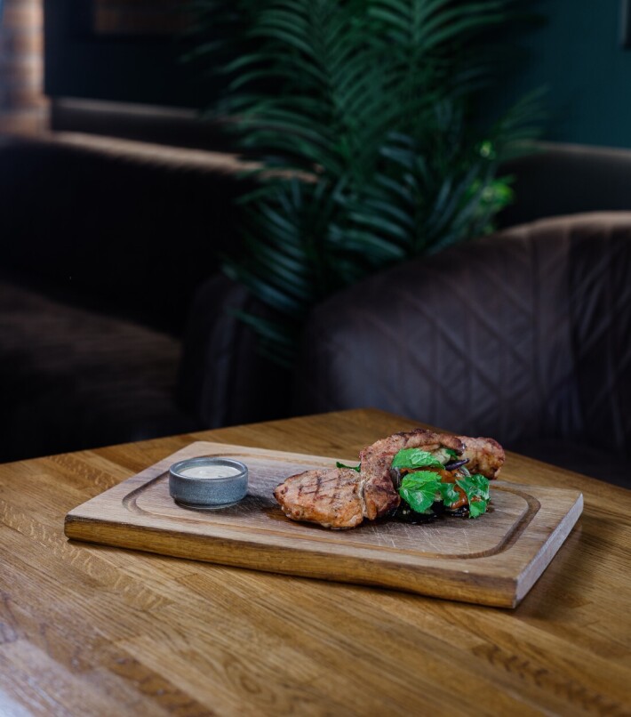 Свиная корейка с салатом гриль