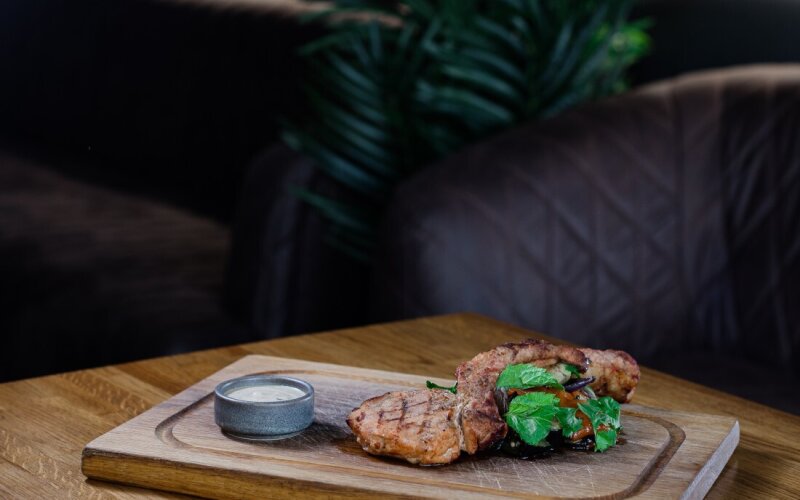 Свиная корейка с салатом гриль