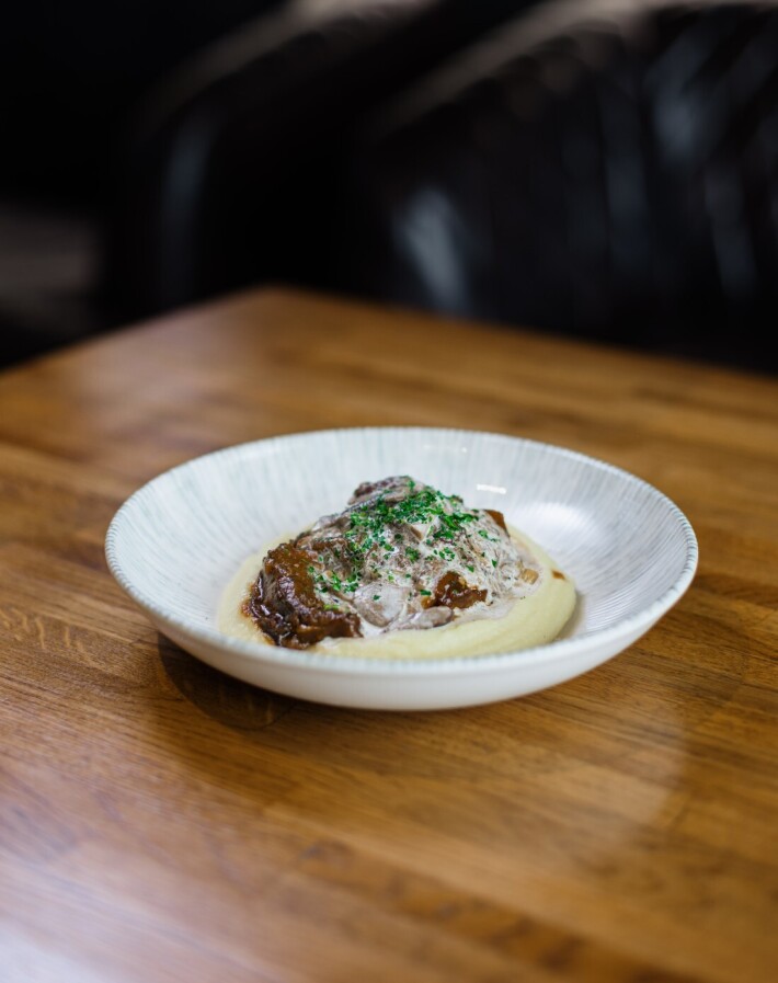 Щеки с пюре и грибным жульеном