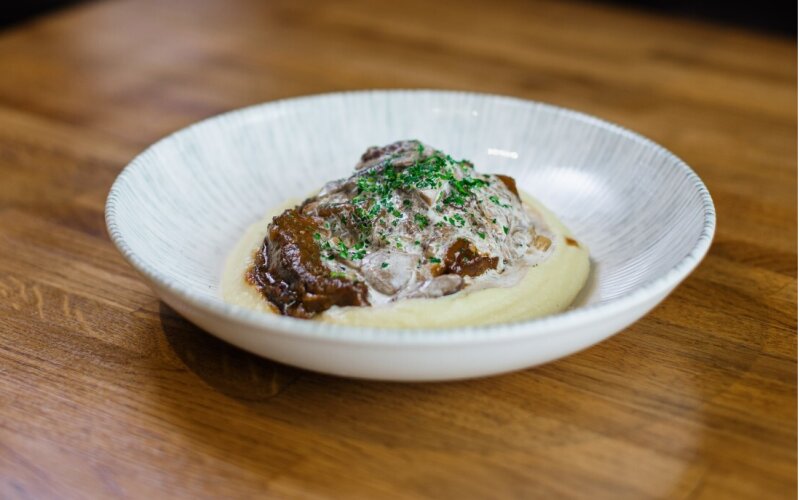 Щеки с пюре и грибным жульеном