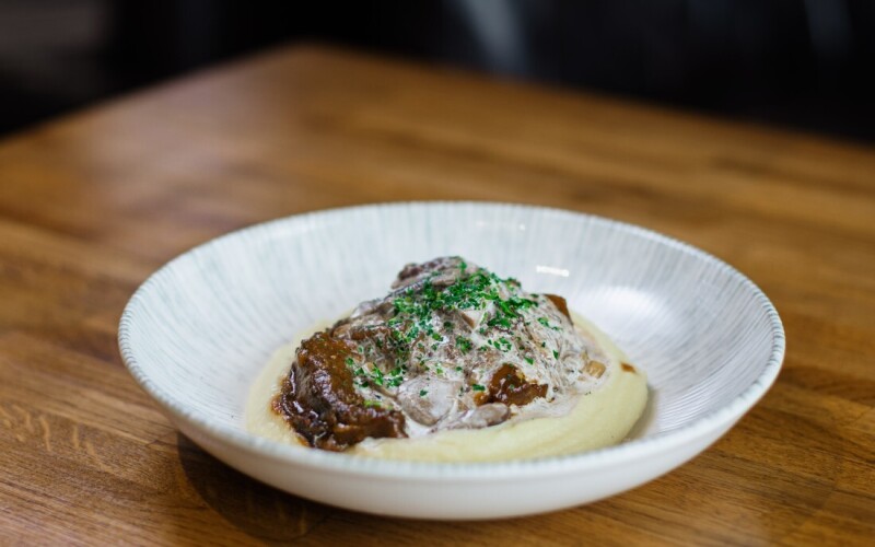 Щеки с пюре и грибным жульеном