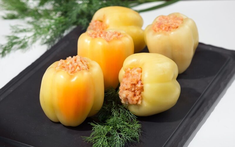 Перцы, фаршированные свининой и курицей