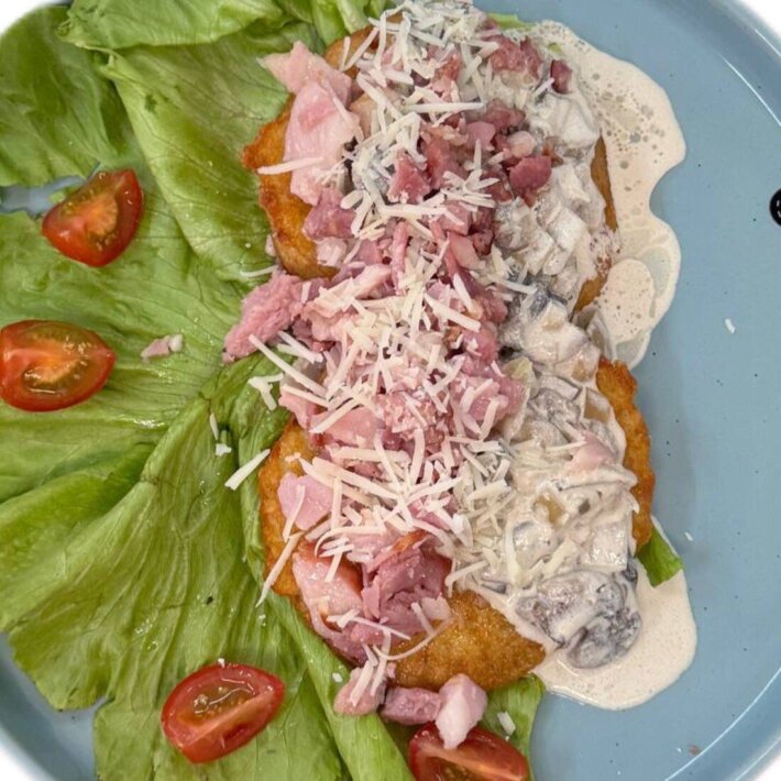 Драники картофельные с беконом и грибами в сливочном соусе