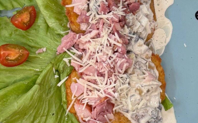 Драники картофельные с беконом и грибами в сливочном соусе