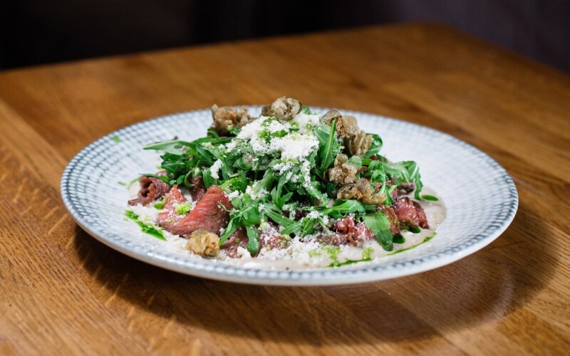 Вителло тоннато с хрустящими каперсами