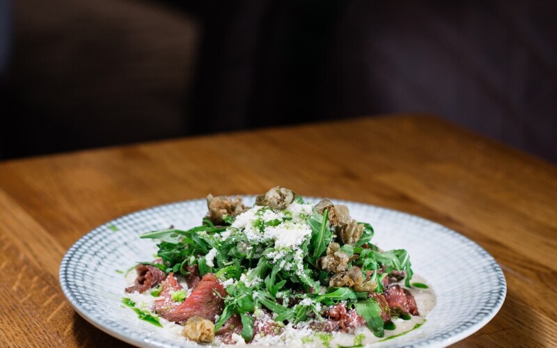 Вителло тоннато с хрустящими каперсами