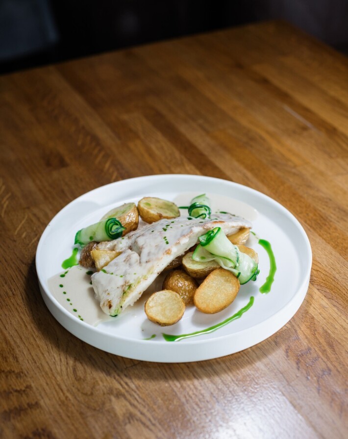 Морской окунь с соусом из печеного чеснока