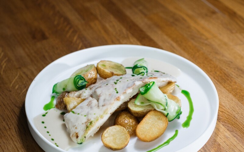 Морской окунь с соусом из печеного чеснока