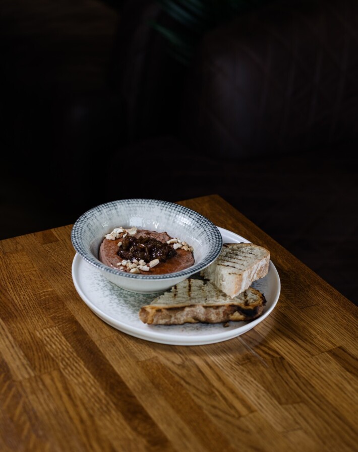 Паштет с луковым джемом и чиабаттой