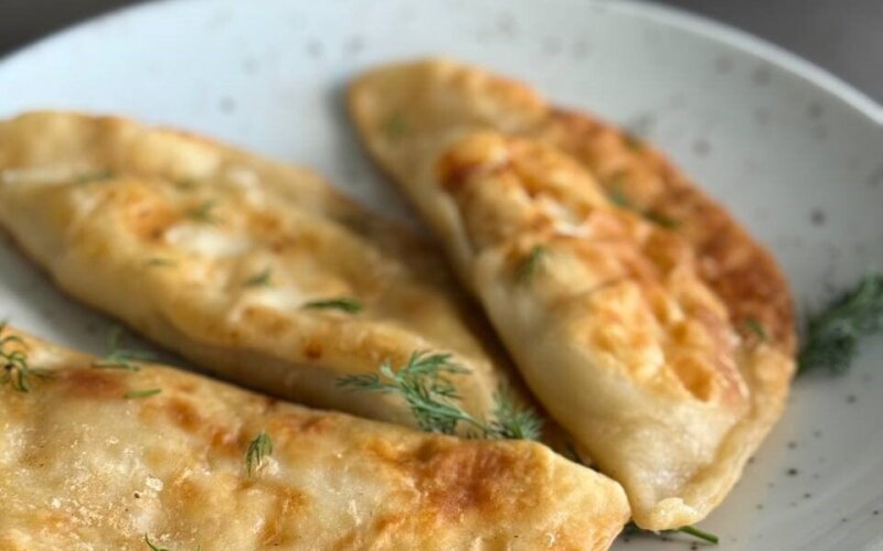 Чебуреки из свинины и курицы