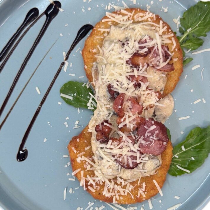 Драники картофельные с колбаской и грибами в сливочном соусе