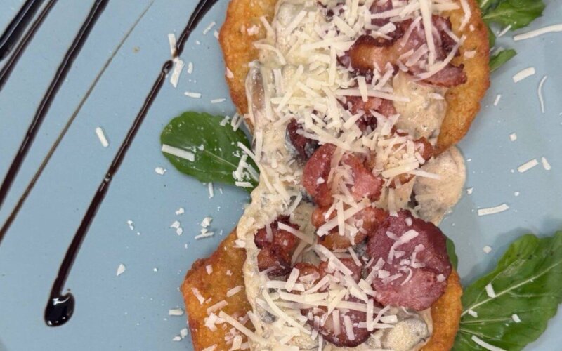 Драники картофельные с колбаской и грибами в сливочном соусе