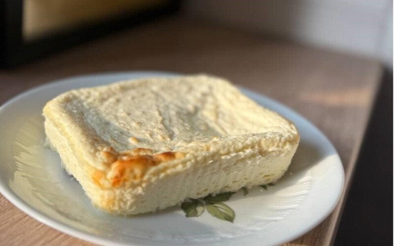 Пудинг творожный с изюмом